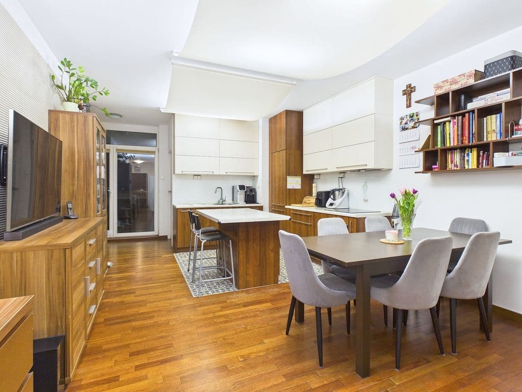 Spacious 4-room apartment with large loggia – 1