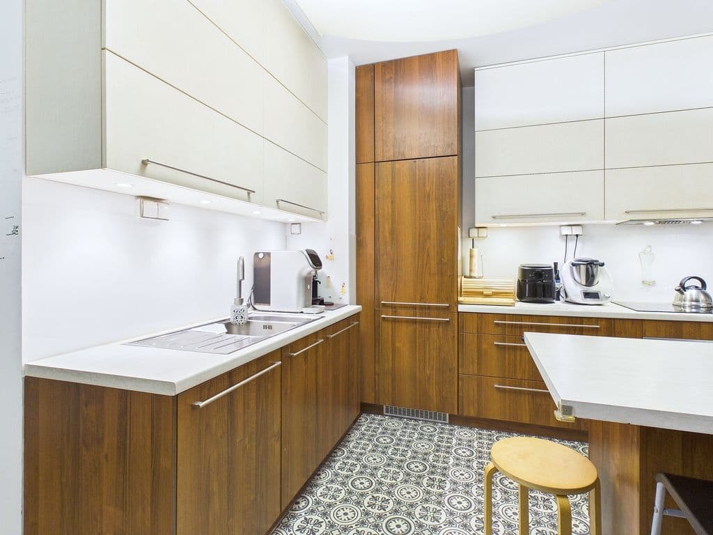 Spacious 4-room apartment with large loggia – 4