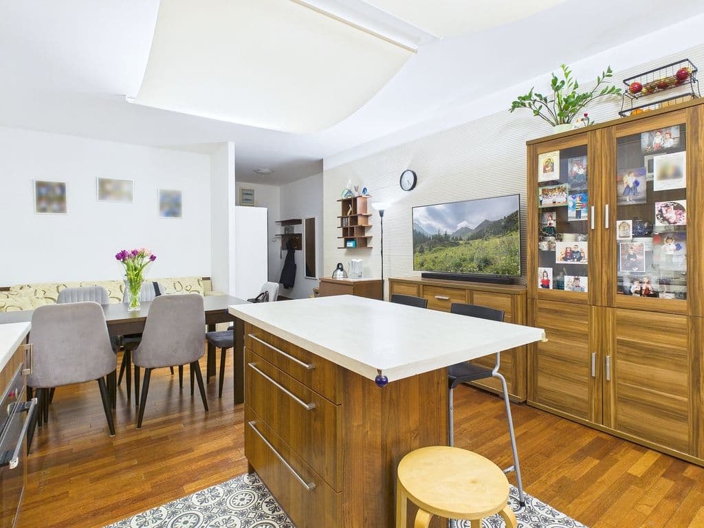 Spacious 4-room apartment with large loggia – 5