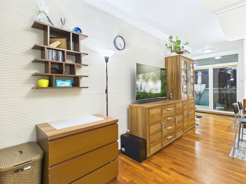 Spacious 4-room apartment with large loggia – 6