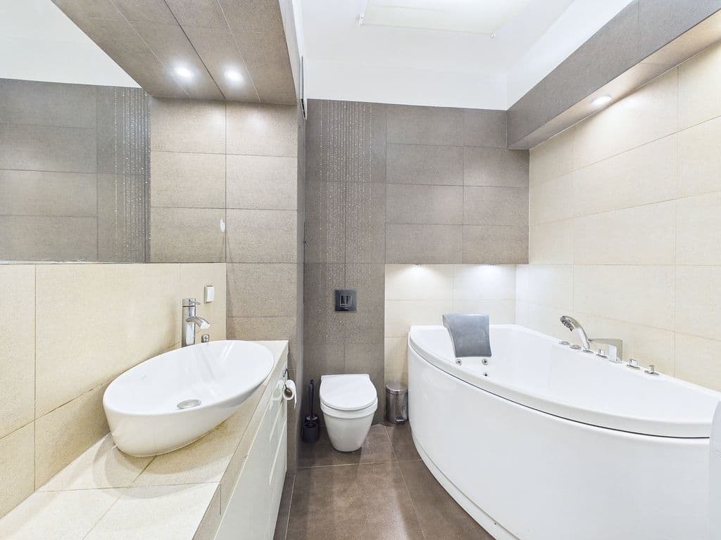 Spacious 4-room apartment with large loggia – 8