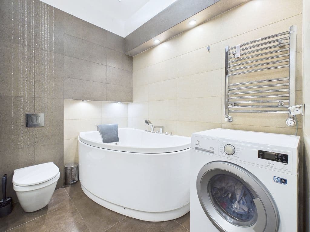 Spacious 4-room apartment with large loggia – 9