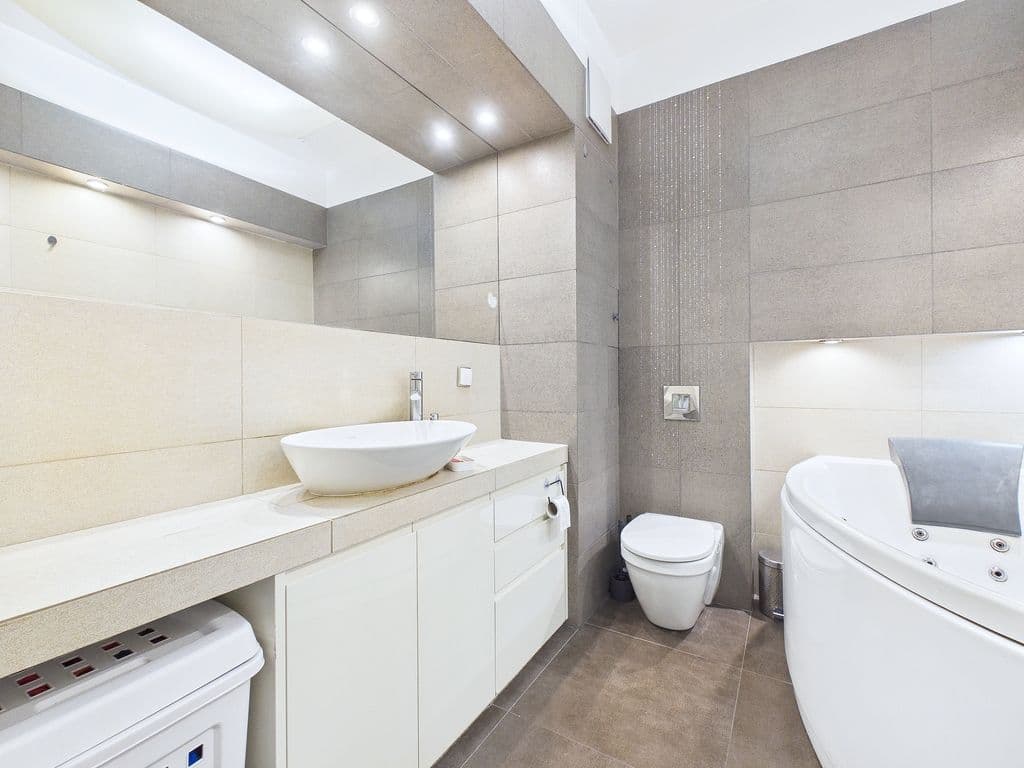 Spacious 4-room apartment with large loggia – 10