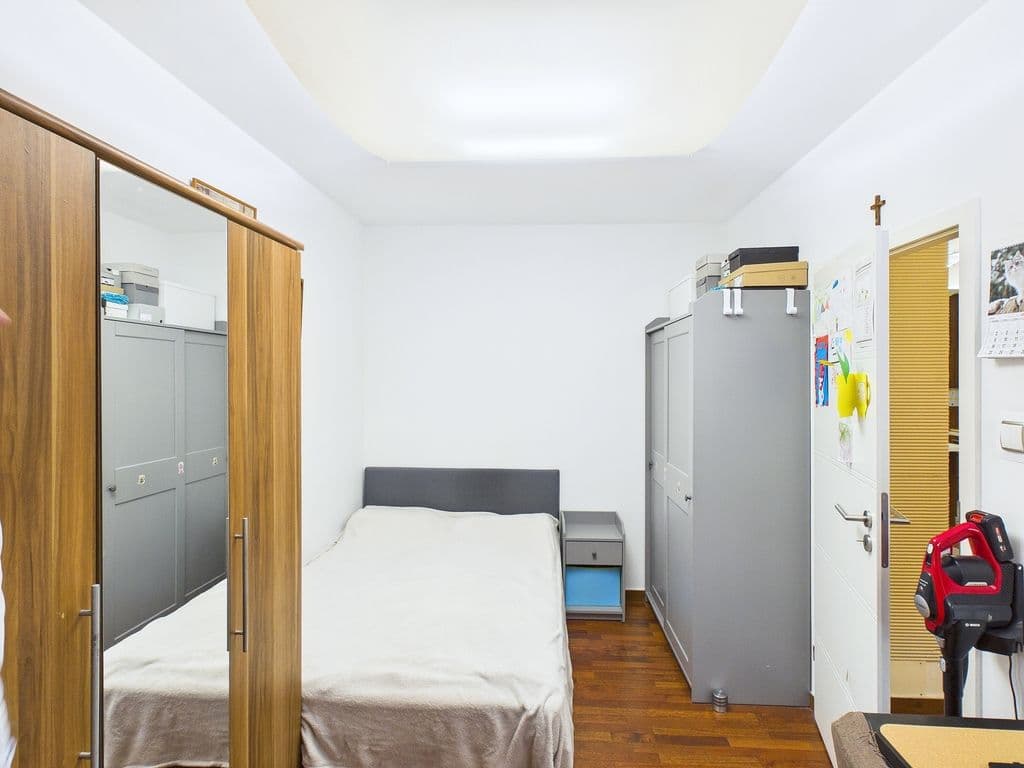 Spacious 4-room apartment with large loggia – 12