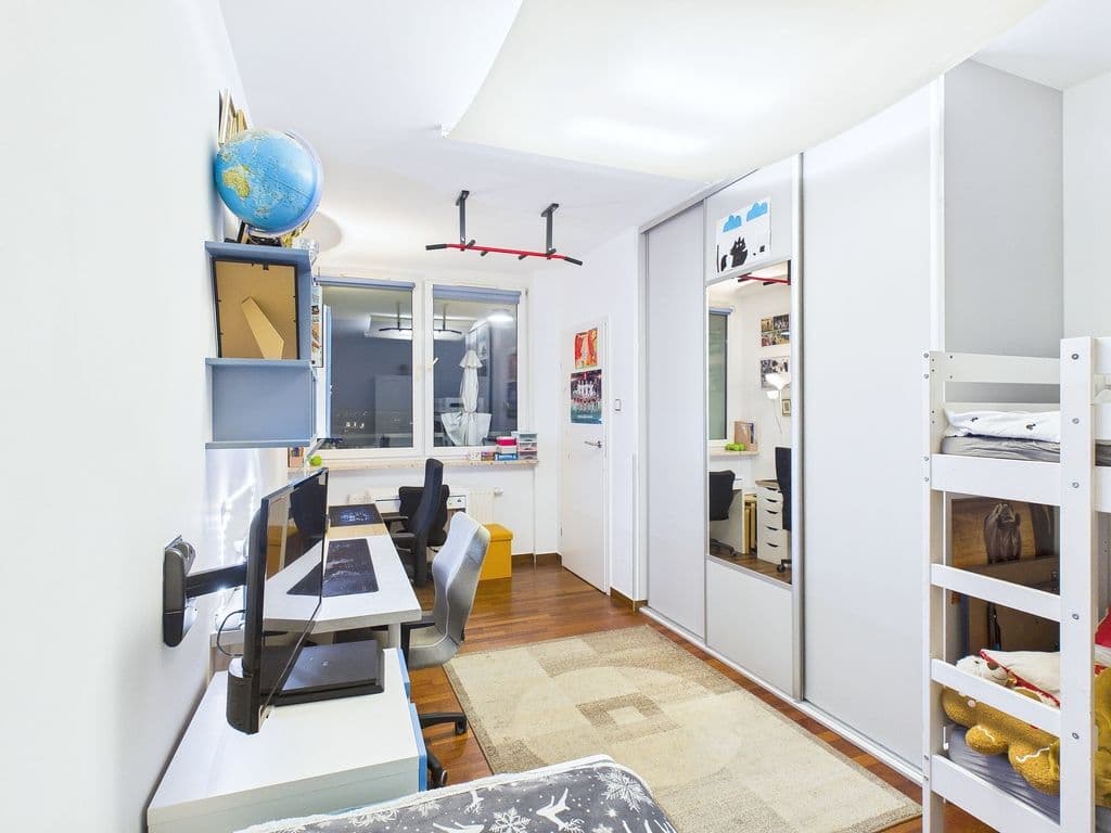 Spacious 4-room apartment with large loggia – 13