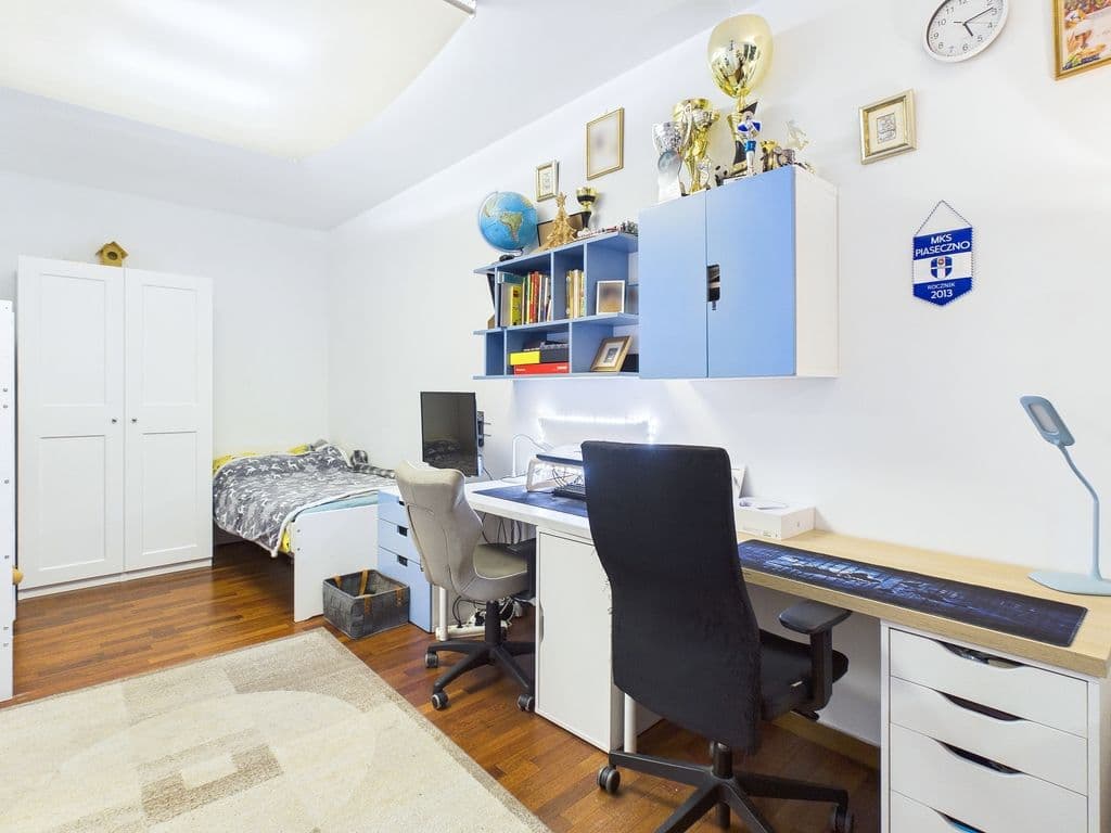 Spacious 4-room apartment with large loggia – 15