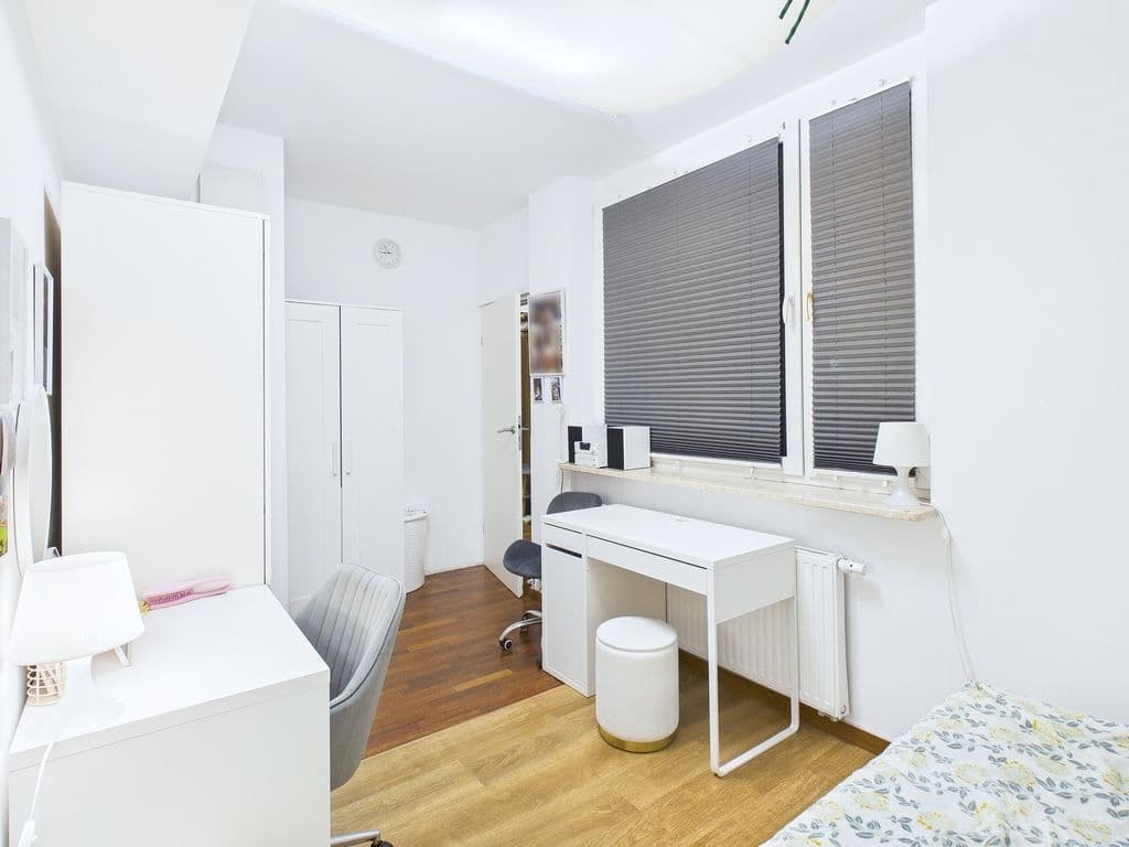 Spacious 4-room apartment with large loggia – 16