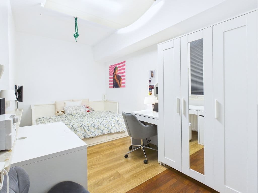 Spacious 4-room apartment with large loggia – 17