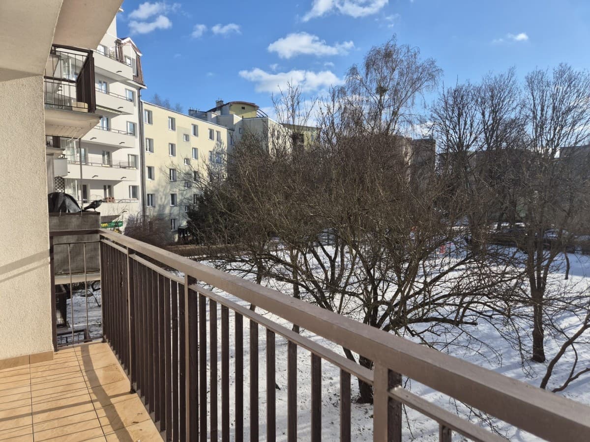 Spacious 3-room apartment in green Ursus – 10