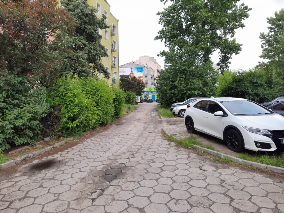 Quiet plot near Na Kamionku park – 2