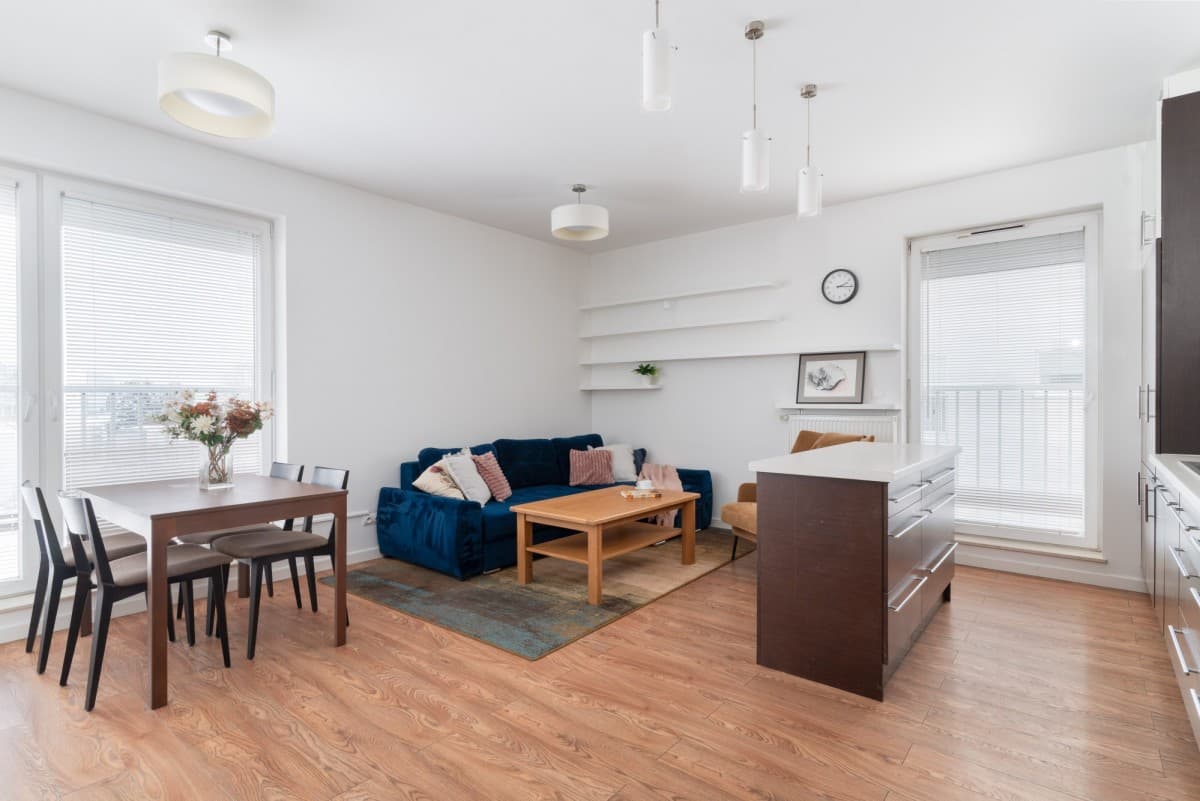 Spacious sunlit 3-room apartment in Włochy – 1