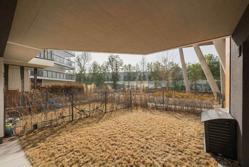 Spacious 3-room apartment with two gardens – 12