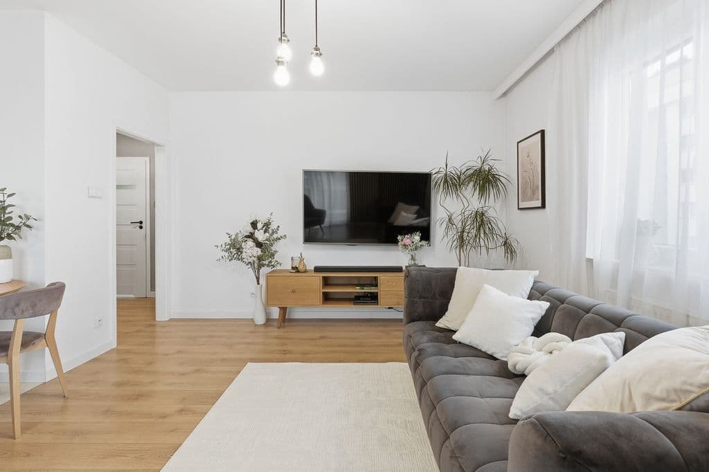 Bright 2-room apartment with balcony and garage – 17