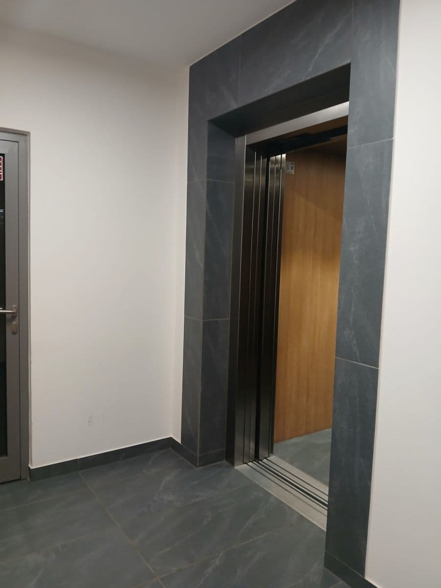 One-bedroom apartment with garage in trendy Praga – 14