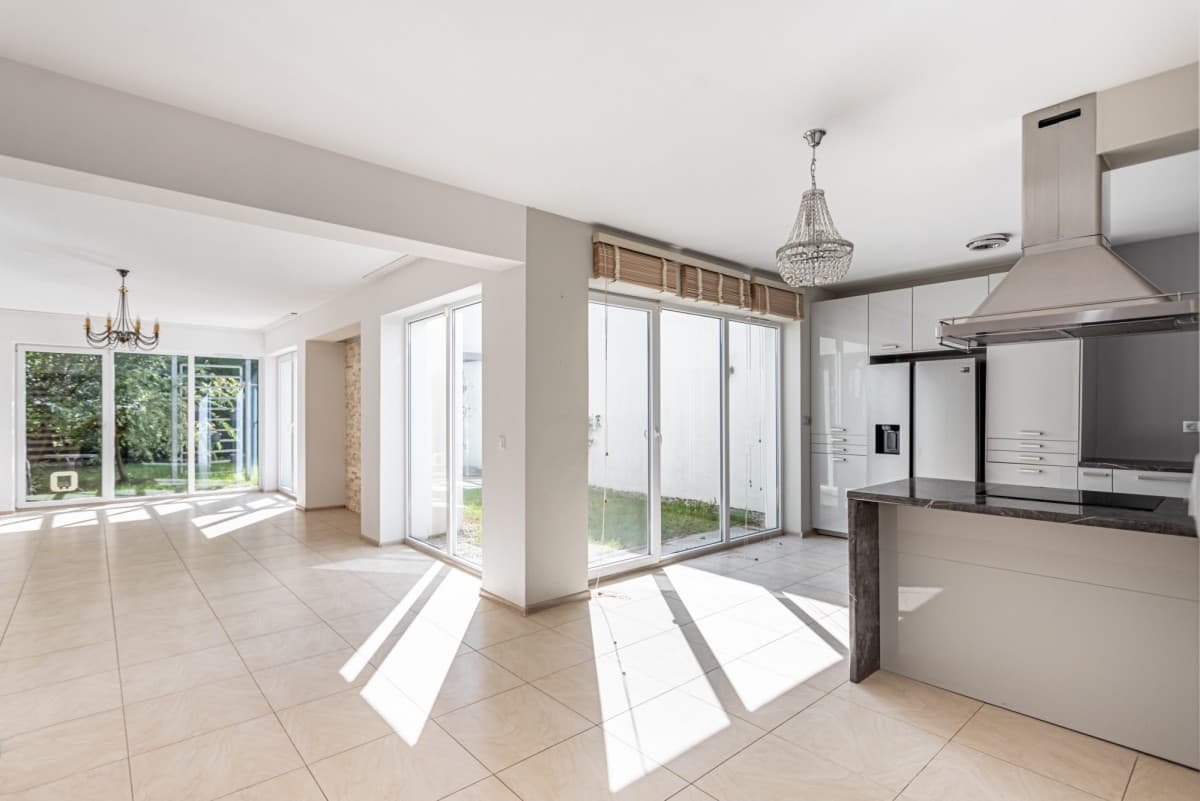 Spacious family home with private garden – 1