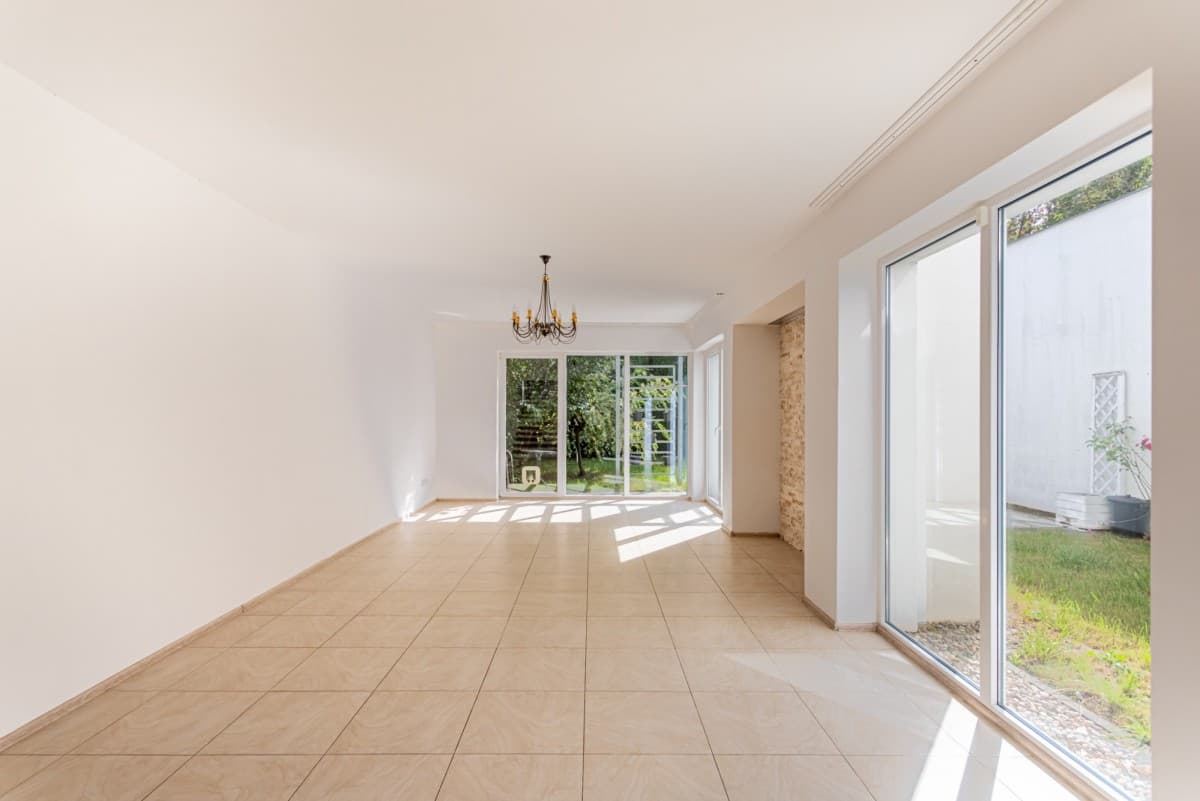 Spacious family home with private garden – 13