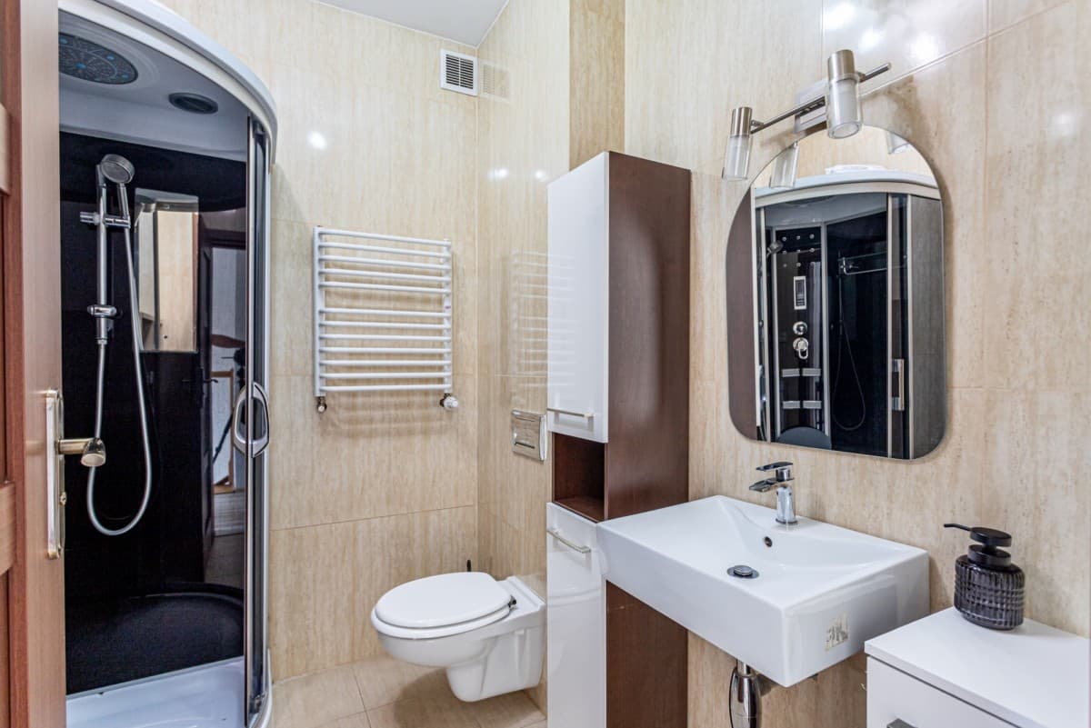 Spacious family home with private garden – 16