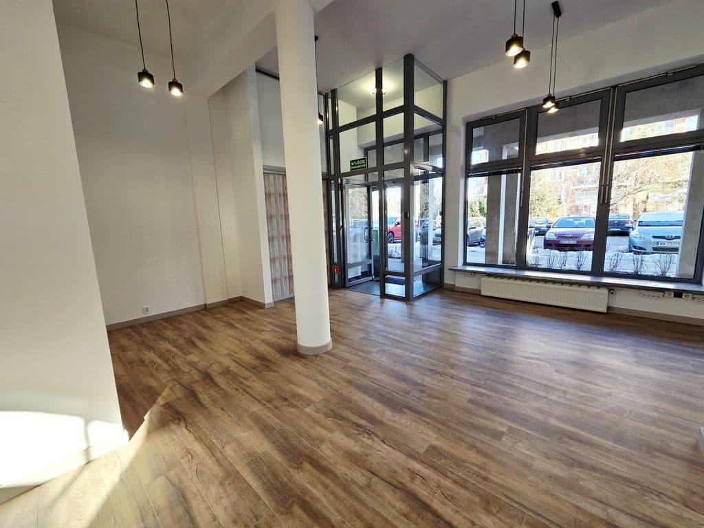 Renovated commercial space in prime Włochy location – 2