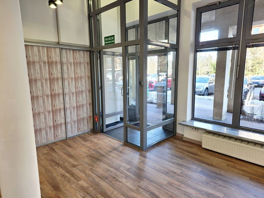 Renovated commercial space in prime Włochy location – 6