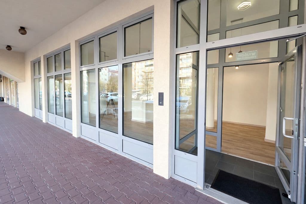 Renovated commercial space in prime Włochy location – 9