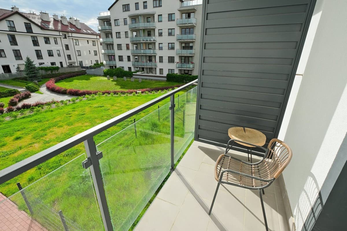 Modern 3-room apartment with two balconies in Włochy – 12