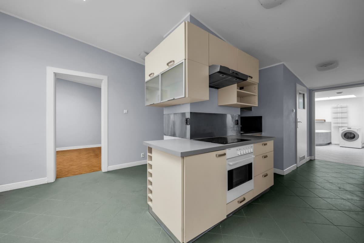 Spacious 3-room apartment with top-floor privacy – 4