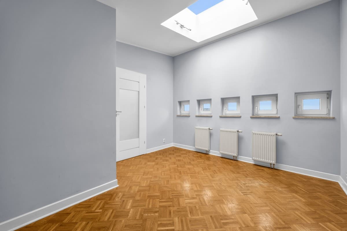 Spacious 3-room apartment with top-floor privacy – 10