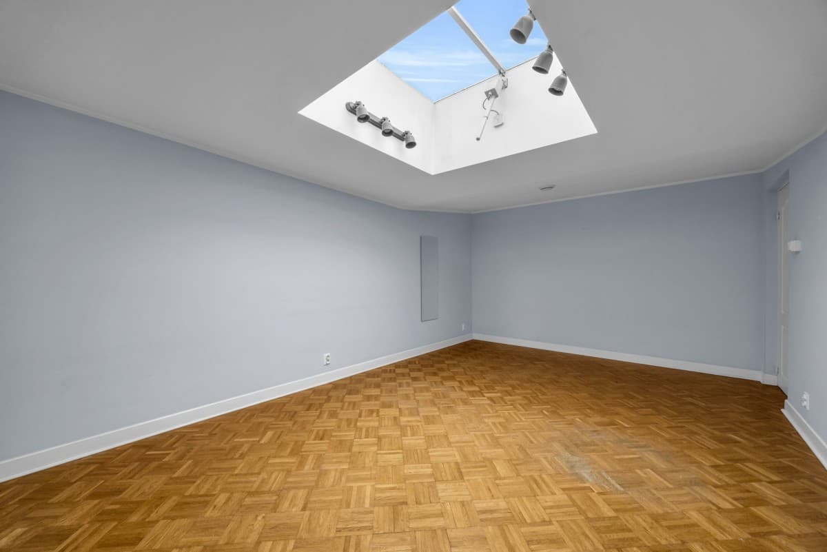 Spacious 3-room apartment with top-floor privacy – 12