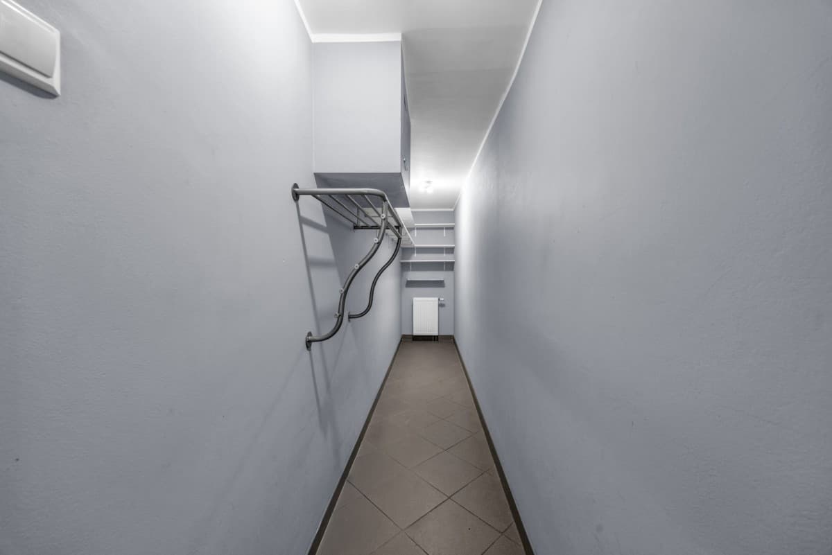 Spacious 3-room apartment with top-floor privacy – 13