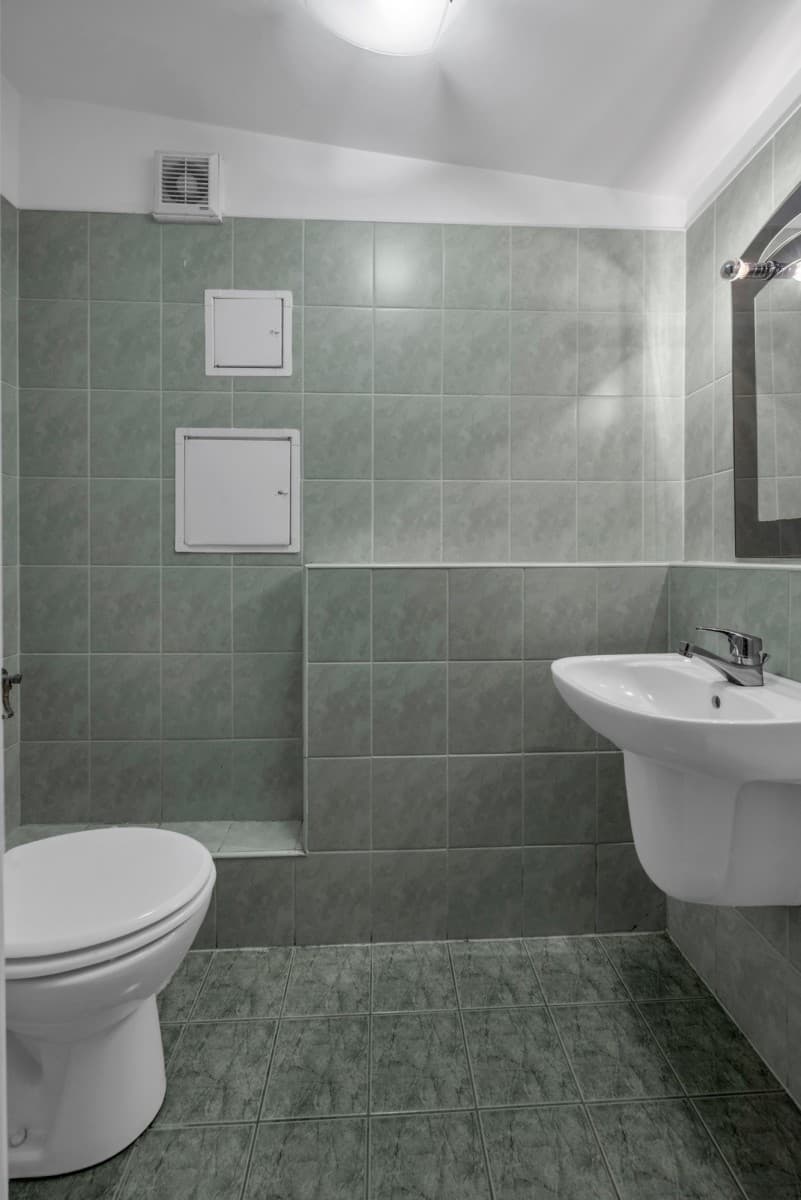 Spacious 3-room apartment with top-floor privacy – 15