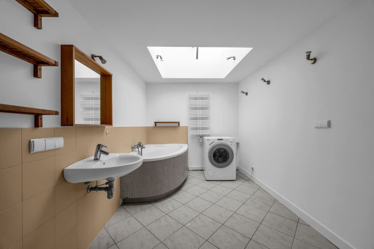 Spacious 3-room apartment with top-floor privacy – 18