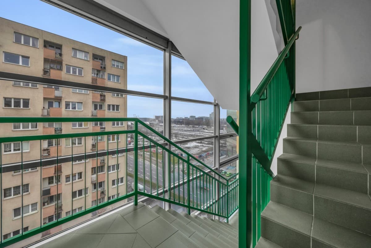Spacious 3-room apartment with top-floor privacy – 19