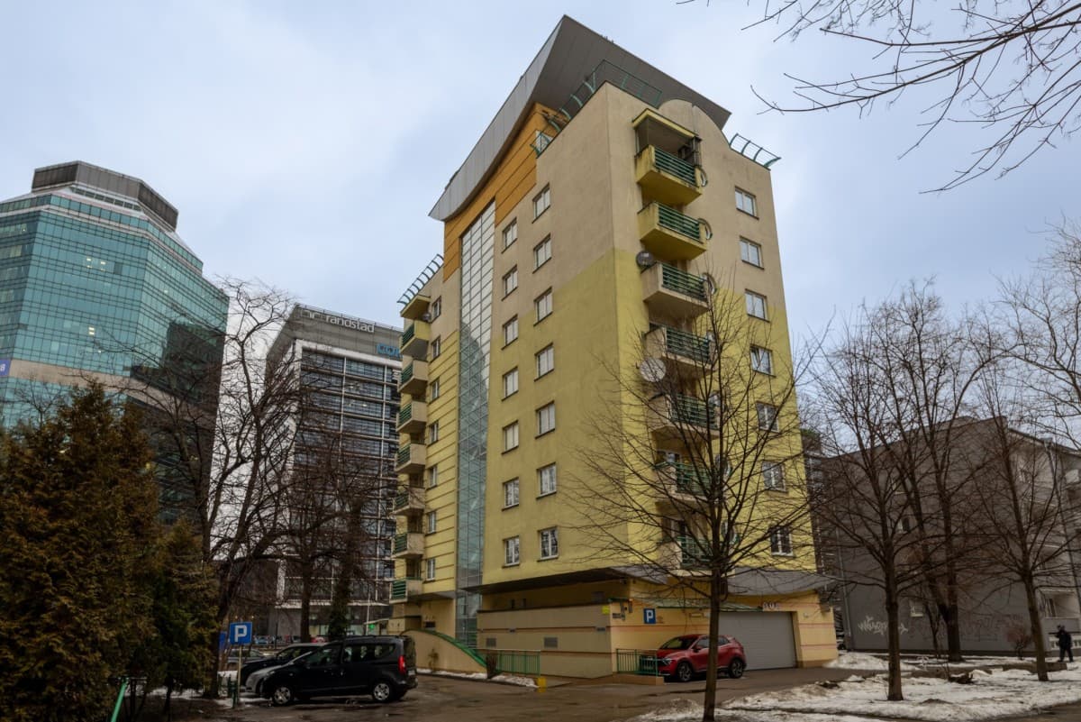 Spacious 3-room apartment with top-floor privacy – 20