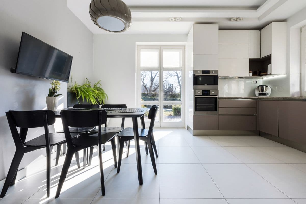 Elegant Tuscan-style home with guest cottage – 9