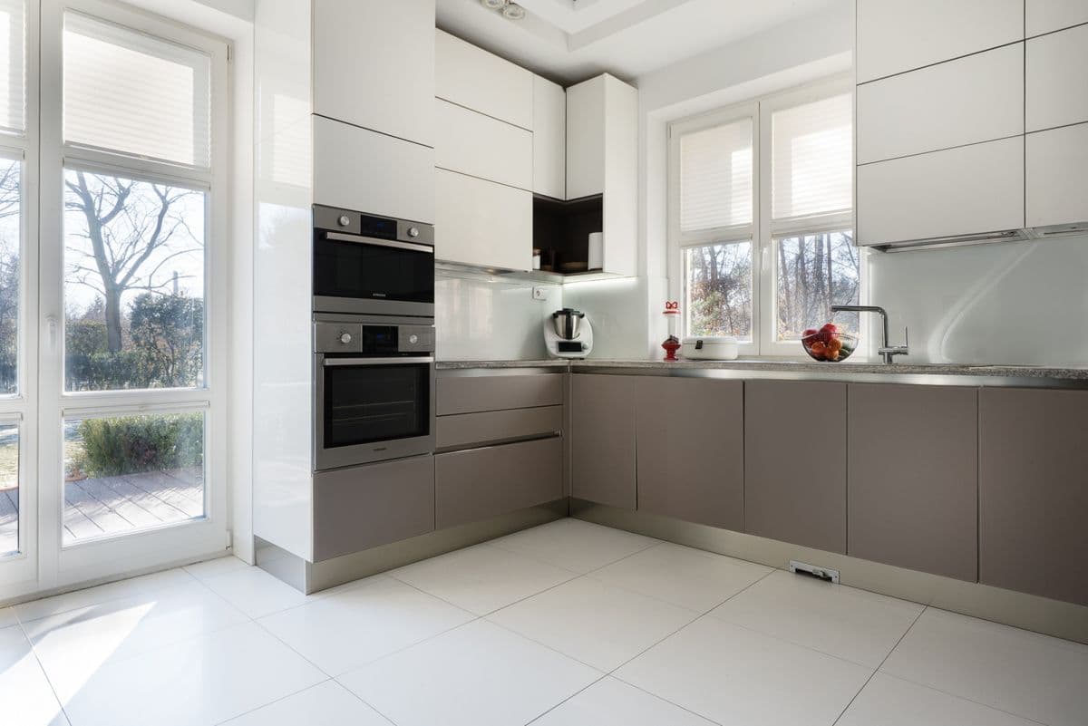 Elegant Tuscan-style home with guest cottage – 10