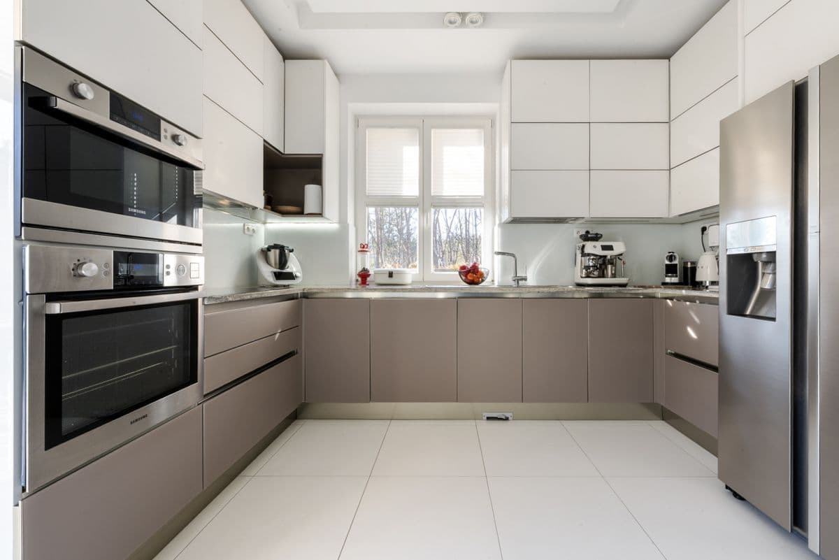 Elegant Tuscan-style home with guest cottage – 11