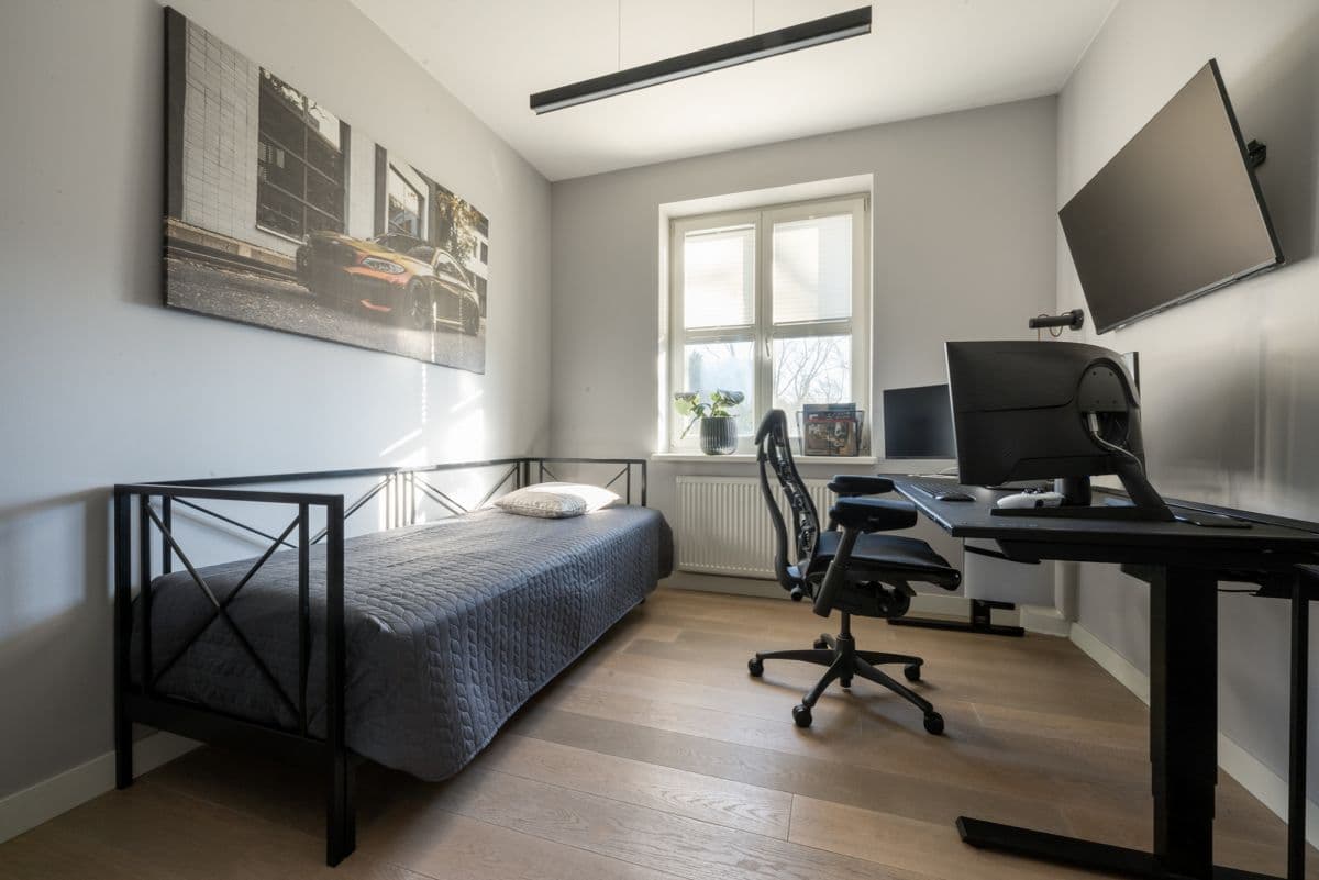 Elegant Tuscan-style home with guest cottage – 16