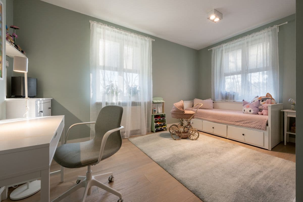 Elegant Tuscan-style home with guest cottage – 17