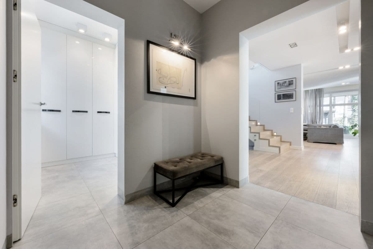 Elegant Tuscan-style home with guest cottage – 20