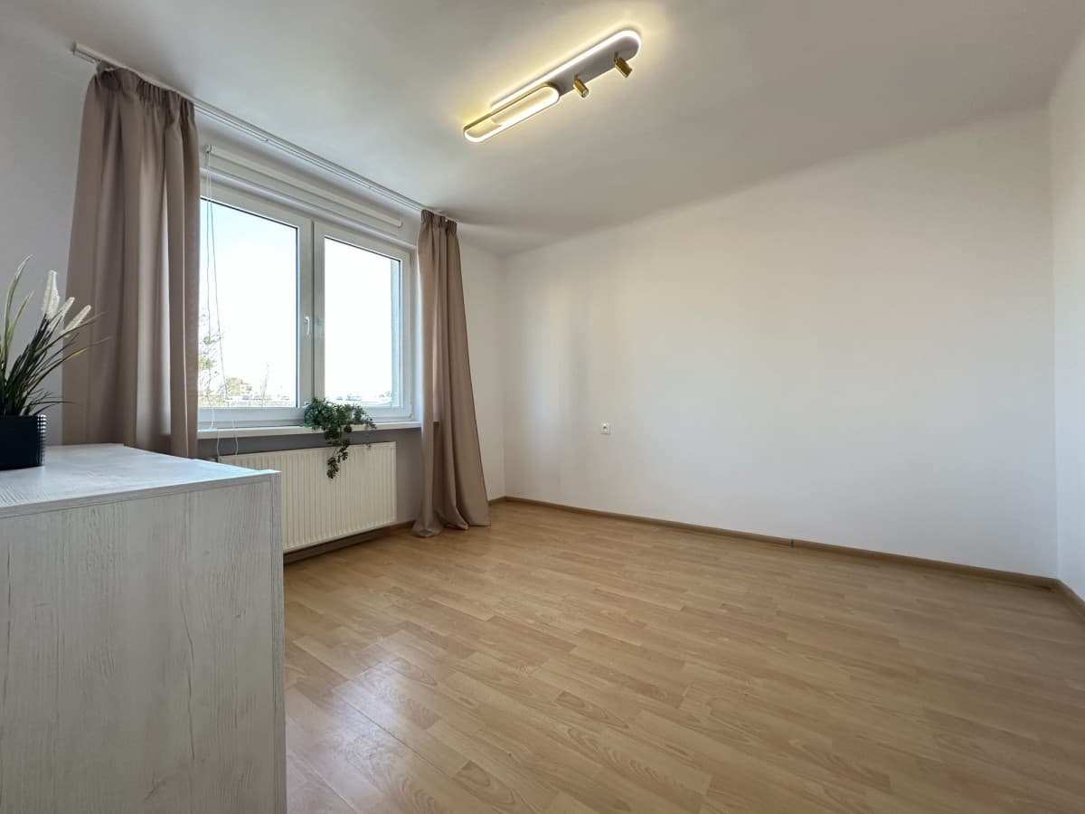 Renovated apartment with panoramic views in Ursus – 9