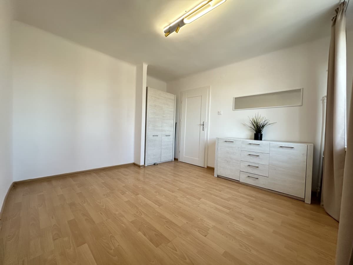 Renovated apartment with panoramic views in Ursus – 11