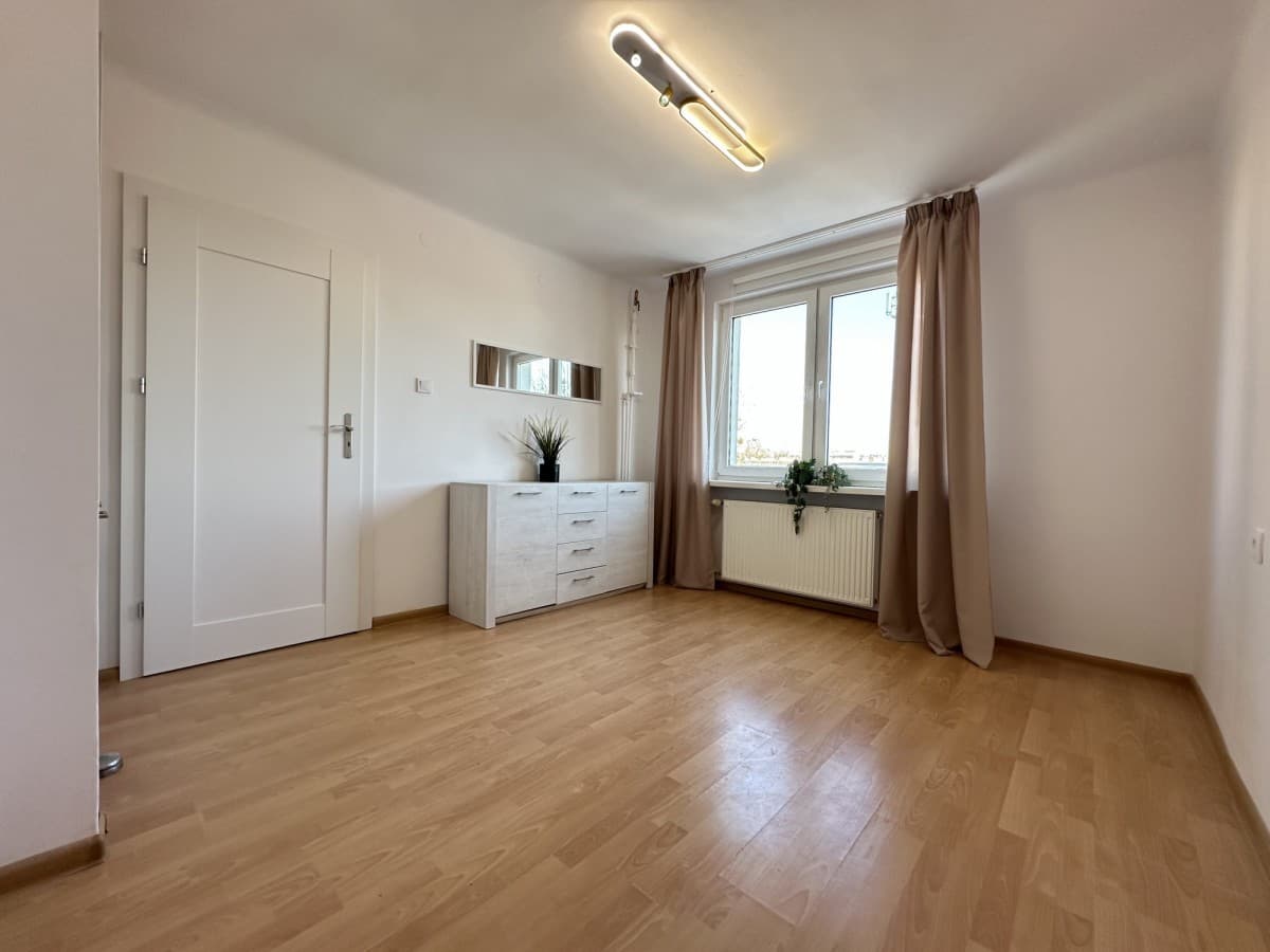 Renovated apartment with panoramic views in Ursus – 12