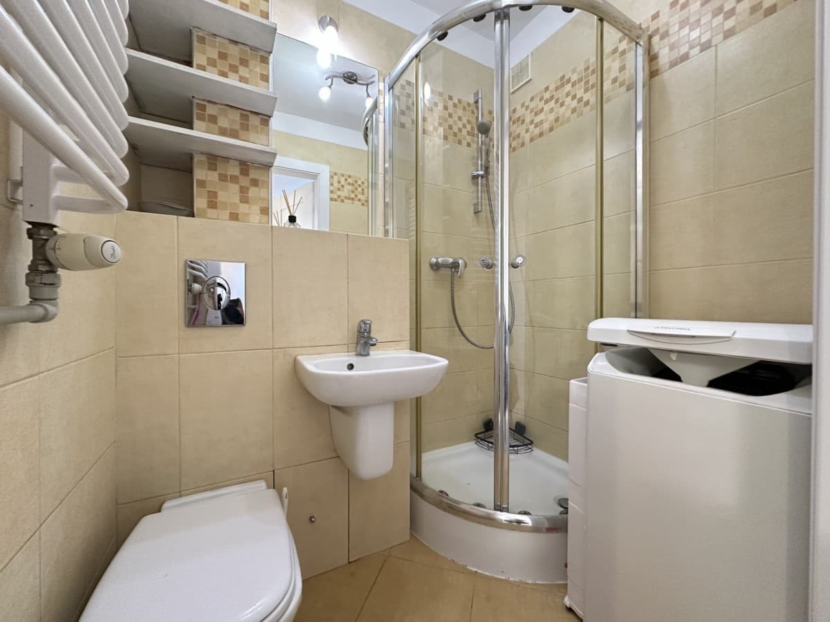 Renovated apartment with panoramic views in Ursus – 14