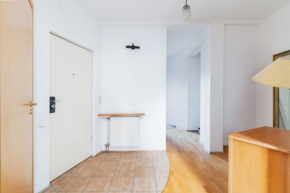 Spacious 4-room apartment with terrace in Ochota – 5