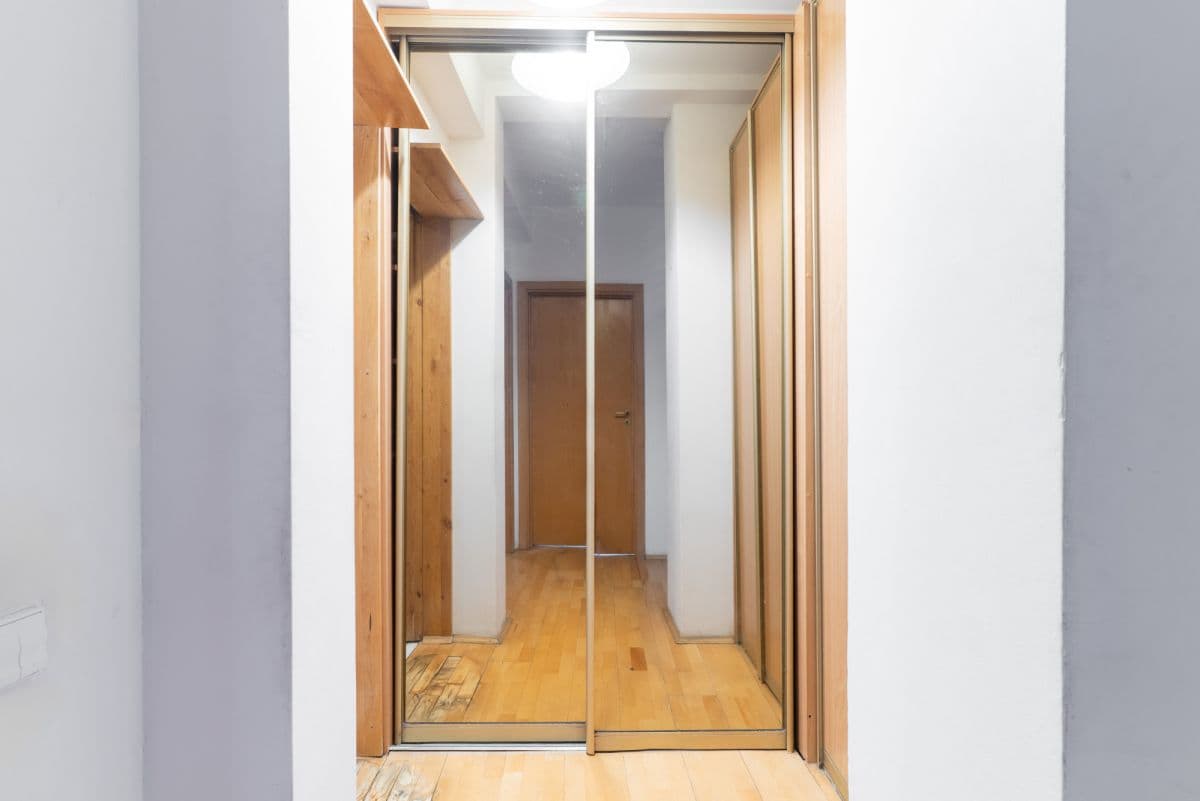 Spacious 4-room apartment with terrace in Ochota – 10