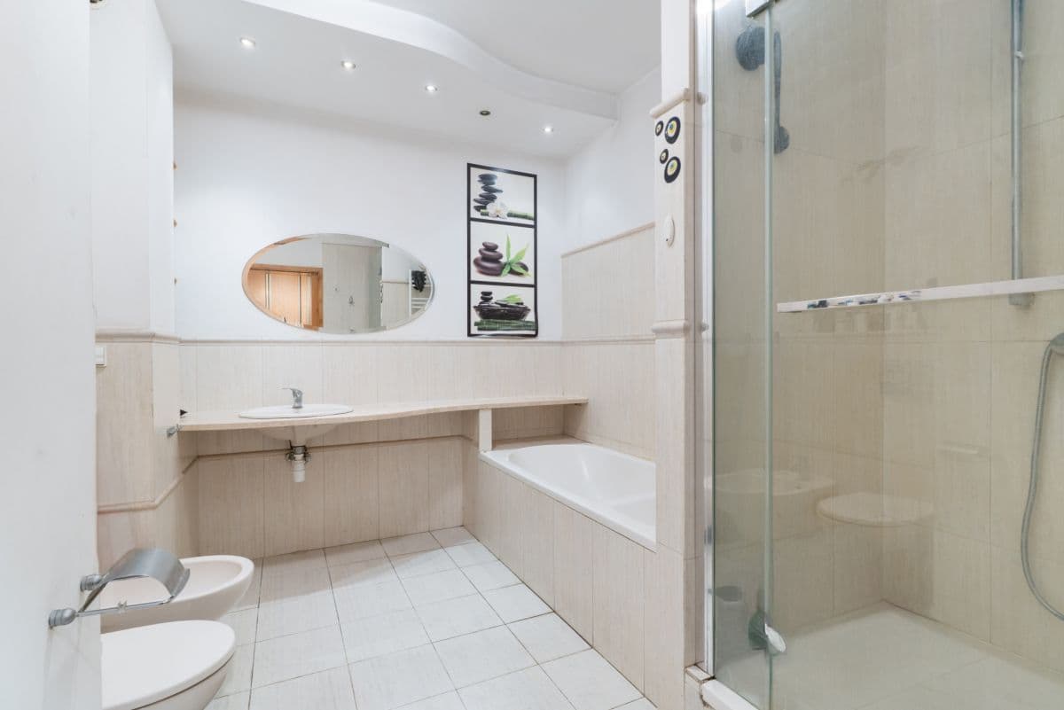 Spacious 4-room apartment with terrace in Ochota – 11