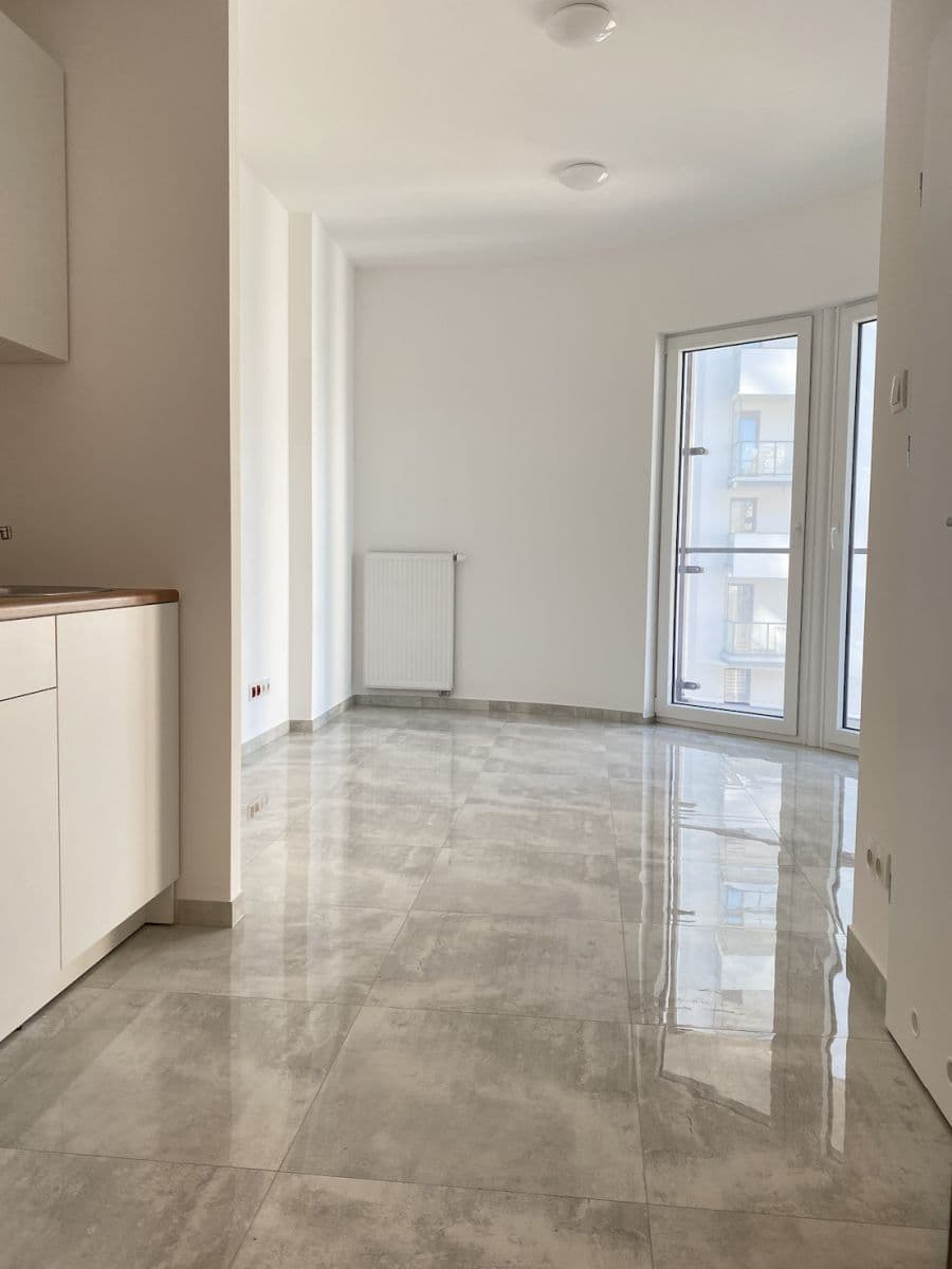 Fully equipped office space in vibrant Wola district – 2