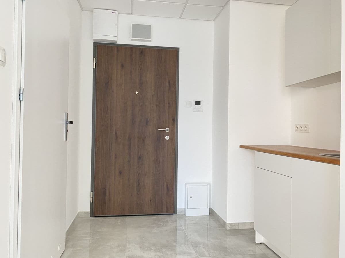 Fully equipped office space in vibrant Wola district – 3