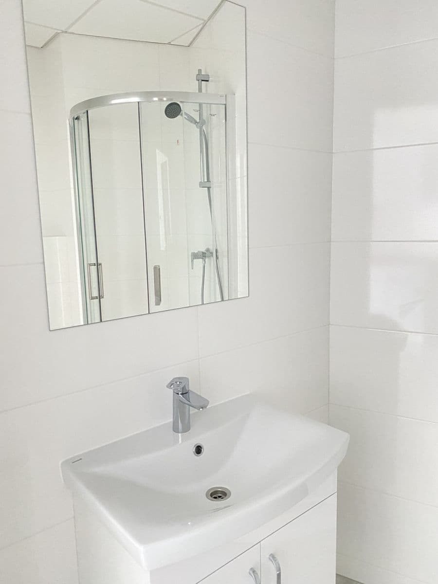 Fully equipped office space in vibrant Wola district – 6