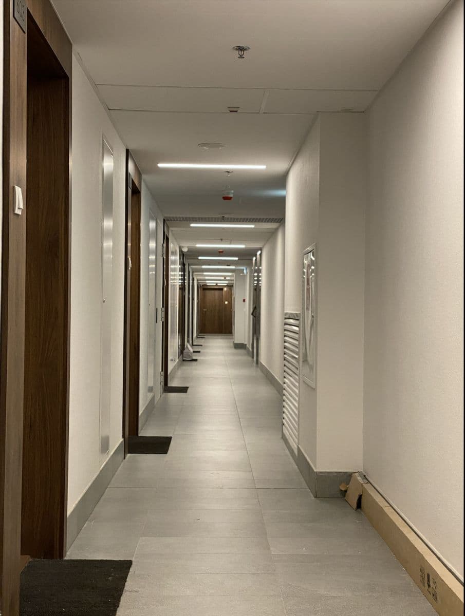 Fully equipped office space in vibrant Wola district – 8